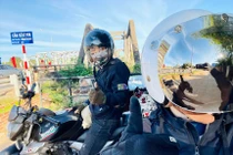 Đi xe máy, thuê ôtô riêng về quê ăn Tết vì sợ dịch