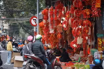 Phố Hàng Mã rực rỡ sắc màu chờ đón Tết Nguyên đán