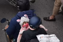 Vất vả cảnh trẻ em “theo chân” bố mẹ quay lại Hà Nội sau nghỉ Tết