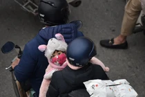 Vất vả cảnh trẻ em “theo chân” bố mẹ quay lại Hà Nội sau nghỉ Tết