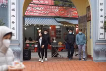 Cảnh Phủ Tây Hồ vắng vẻ, đìu hiu trong ngày đầu mở cửa 