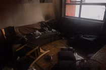 Cháy chung cư do cắm sạc laptop trên sofa nỉ