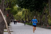 Hà Nội hửng nắng, người dân háo hức ra đường