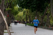 Hà Nội hửng nắng, người dân háo hức ra đường