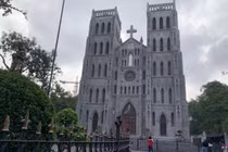 Nhà Thờ Lớn Hà Nội “thay áo” trước thềm năm mới làm mất vẻ cổ kính