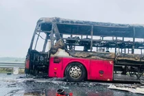 Ô tô khách bốc cháy trên cao tốc Pháp Vân - Cầu Giẽ