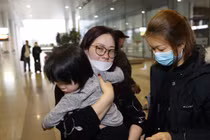 Nước mắt hạnh phúc những người rời Ukraine về tới Việt Nam