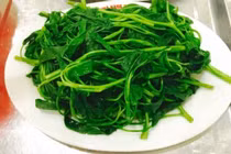 3 mẹo hay giúp rau luộc luôn xanh mướt, giòn ngon