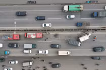 Xe tải lật ngang đường khiến Vành đai 3 trên cao kẹt cứng