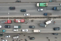 Xe tải lật ngang đường khiến Vành đai 3 trên cao kẹt cứng