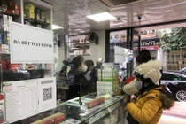 Người Hà Nội chật vật mua nước muối, kit test Covid-19, thuốc hạ sốt