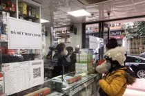 Người Hà Nội chật vật mua nước muối, kit test Covid-19, thuốc hạ sốt