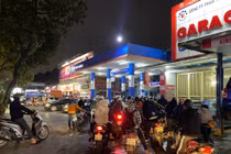 Nửa đêm người Hà Nội vẫn “rồng rắn” đi đổ xăng