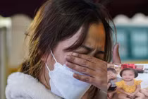 Công an lấy lời khai mẹ bé gái nghi ghim 9 đinh vào đầu con