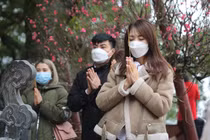 Khách đổ về đông, Phủ Tây Hồ giới hạn người dân vào dâng lễ