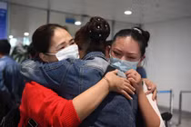 Những người Việt đầu tiên về nước từ vùng chiến sự Ukaraine 