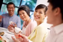 Chàng trai lẳng lặng bỏ về giữa buổi xem mắt khi thấy cô gái có hành động này