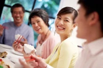 Chàng trai lẳng lặng bỏ về giữa buổi xem mắt khi thấy cô gái có hành động này