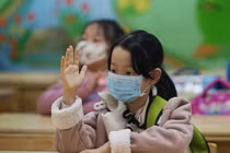 Học sinh dưới 12 tuổi đi học trở lại, trường không nhận bán trú