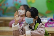 Học sinh dưới 12 tuổi đi học trở lại, trường không nhận bán trú