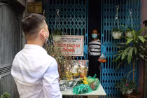 Hà Nội: F0 cách ly tại nhà vẫn được “thả” cá chép