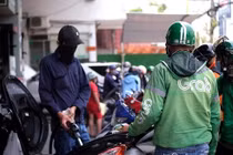 Cháy túi vì xăng: Shipper chỉ nhận đơn gần, siêu thị đối đầu nhà cung cấp