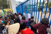 Người dân phường Thành Công bức xúc vì chờ cả ngày không được tiêm