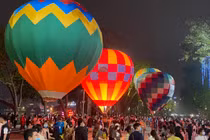 Người dân chen chân trải nghiệm khinh khí cầu bay lên giữa phố đi bộ
