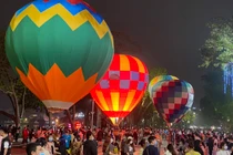 Người dân chen chân trải nghiệm khinh khí cầu bay lên giữa phố đi bộ
