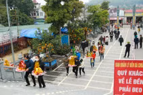 Người dân đi lễ, đền Bà Chúa Kho đón nghìn khách mỗi ngày