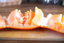 Tìm ra cách bổ cam siêu nhanh gây sốt mạng 