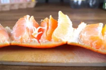 Tìm ra cách bổ cam siêu nhanh gây sốt mạng 