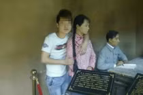 Thanh niên TQ cưỡng hôn, sờ mó tượng nữ gây phẫn nộ