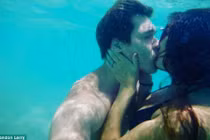 Chàng trai dùng tiền trợ cấp đưa bạn gái du lịch nước ngoài