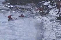 Video giải cứu cậu bé mắc kẹt trên sông băng New York