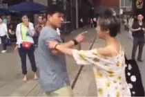 Cặp đôi quen qua mạng đánh nhau vì nhan sắc thật quá xấu 