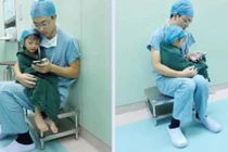 Bác sĩ dỗ bệnh nhân 2 tuổi trước khi mổ gây sốt