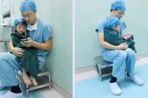 Bác sĩ dỗ bệnh nhân 2 tuổi trước khi mổ gây sốt