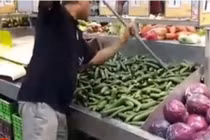 Video rắn trốn trong thùng dưa chuột ở siêu thị