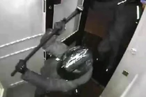 Cướp táo tợn dùng búa phá cửa trộm đồng hồ đắt tiền