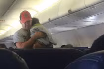 Hành khách giúp mẹ bầu dỗ con trên máy bay gây xúc động 