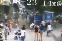 Hố tử thần khổng lồ nuốt chửng nhiều người đi đường