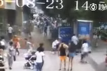 Hố tử thần khổng lồ nuốt chửng nhiều người đi đường