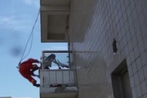 Lính cứu hỏa hóa "người nhện" cứu cô gái định tự tử