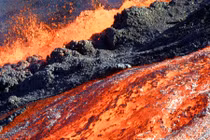 Núi lửa "thức giấc" gần nơi thấy mảnh vỡ nghi của MH370