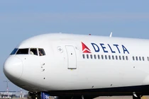 Máy bay hạ cánh khẩn vì cơ trưởng mắc kẹt ngoài buồng lái