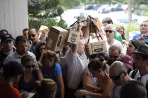 Dân Israel đổ xô mua mặt nạ phòng độc