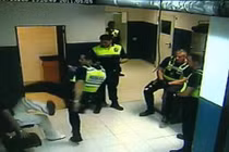 Cảnh sát múa võ Karate tấn công nghi phạm tại đồn