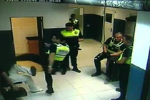 Cảnh sát múa võ Karate tấn công nghi phạm tại đồn