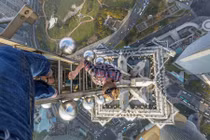 Leo lên đỉnh tòa tháp cao 421m để chụp ảnh "tự sướng"